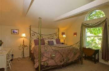 The Oval Door (Adults Only) Hotel Eugene Exterior photo