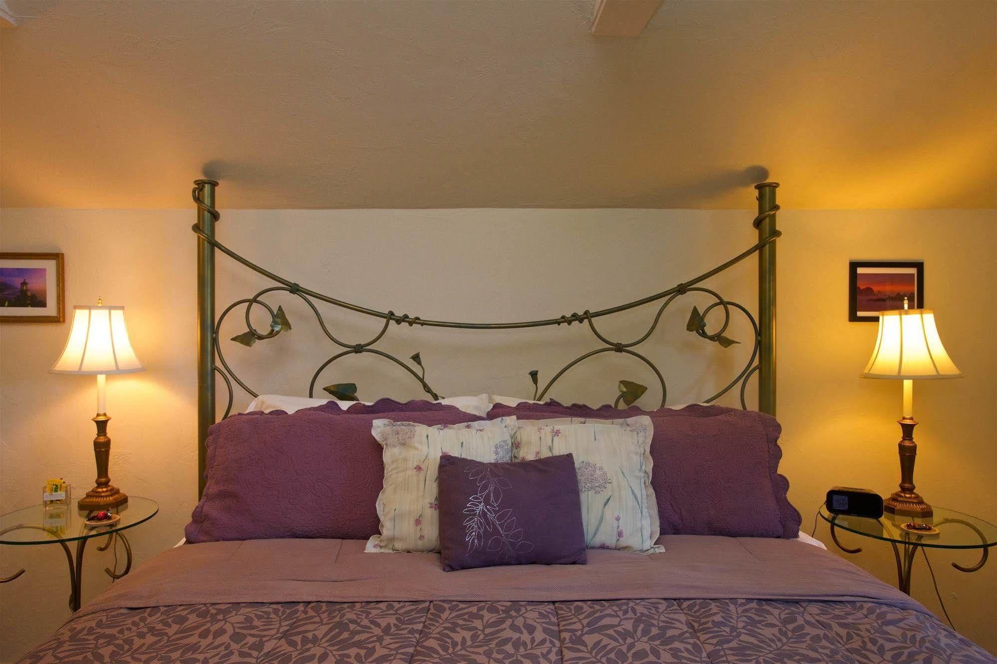 The Oval Door (Adults Only) Hotel Eugene Exterior photo
